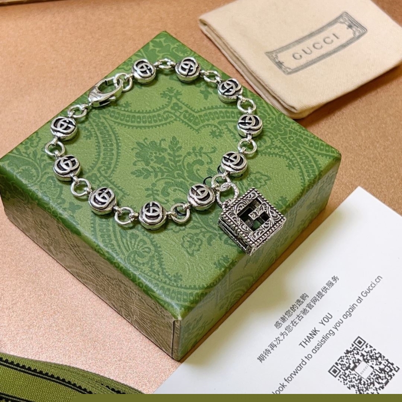 G*u*i bracelets